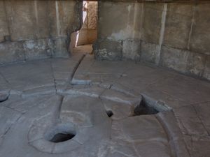 내부: 메커니즘을 구동하는 물을 위한 채널과 구멍이 있는 탑의 바닥