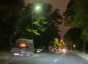 램프를 사용하여 고객에게 자신의 존재를 알리는 매춘부들.