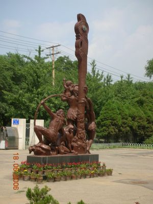 박물관 바깥의 조각상