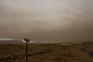 2011년 분화 중 재 구름 아래의 아이슬란드 풍경