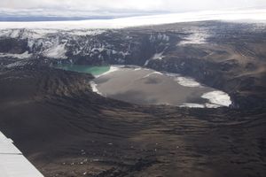 2011년 8월 그림스뵈튼. 주변 눈과 얼음을 덮은 재