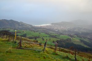인다 산에서 바라본 사라우츠의 마을과 비스케이 만