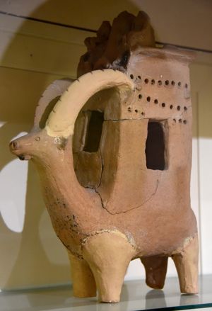 향로. 후르리 시대, 기원전 1300~1000년. 현대 이라크 두칸 호수 근처의 텔 바스모시안(텔 바즈무시안)에서 출토. 현재 에르빌 문명 박물관에 전시되어 있다.