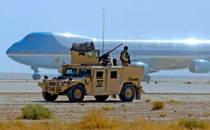 미 해군 특수부대가 2007년 9월 3일 에어 포스 원이 조지 W. 부시 대통령을 태우고 알 아사드에 착륙할 때 비행장을 확보하는 것을 돕고 있다.