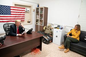 도널드 트럼프 대통령이 2018년 12월 26일 알 아사드 공군기지를 방문하여 멜라니아 트럼프 여사와 함께 압둘마흐디 이라크 총리와 통화하고 있다.