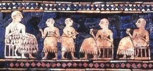 우르의 스탠다드에 묘사된 평화로운 시대의 왕과 수행원