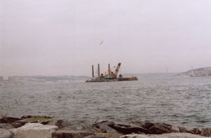 2007년 보스포루스 해협에서 터널의 세그먼트를 내리는 바지선 모습