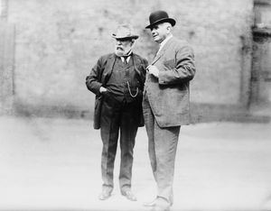 힐과 칼 레이먼드 그레이 (1913년경)