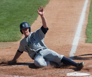 네바다 울프팩 야구 선수가 2011년 로스앤젤레스 경기에서 득점을 기록한다.