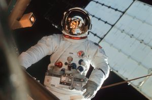 우주 비행사 잭 루스마가 EVA에 참여하고 있다.