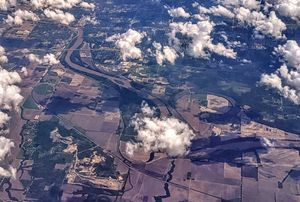 캔자스주 로렌스에서 바라본 캔자스강, 북쪽에서 바라본 항공 뷰로, 레이크 뷰 호수(우각호가 오른쪽 앞쪽에 있음)와 I-70 교차로가 보인다.