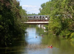 시카고 'L' 레이븐스우드 열차 (브라운 라인)가 시카고강 노스 브랜치를 건너고 있다.