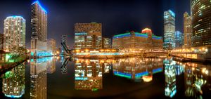 시카고 강을 남쪽 지류에서 바라본 모습. 본류(오른쪽)와 북쪽 지류(왼쪽 위)가 2009년 울프 포인트에서 만나는 지점을 보여준다.