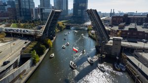 배가 지나갈 수 있도록 들어 올려진 이다 B. 웰스 대로 다리