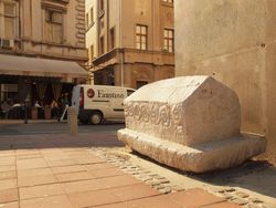 베오그라드 민족학 박물관 앞의 스테차크