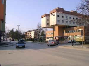 사진 오른쪽 건물은 사회주의 유고슬라비아 시대의 Velepromet 회사의 옛 중심지였다