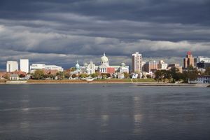서스쿼해나 강 건너편 웜리스버그에서 본 펜실베이니아 주 의사당 돔이 있는 해리스버그