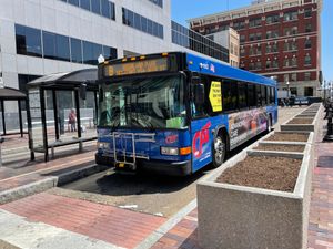 해리스버그의 마켓 스퀘어 환승 센터에 있는 캐피탈 에어리어 교통국 버스