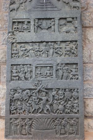 카르나타카 시모가 지역 발리가비에 있는 케다레쉬바라 사원의 '영웅석' 명문. 1286년 야다바 왕 라마찬드라 시기에 세워졌으며, 고대 칸나다어가 새겨져 있다.