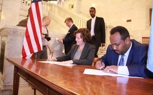 2016년 자매 도시 협약 서명식에서 야신 미레 모하무드 시장과 베치 호지스 시장