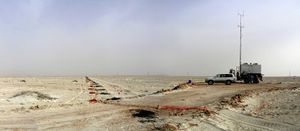 녹음 트럭과 함께 사막 지진 탐사 팀의 수신기 라인