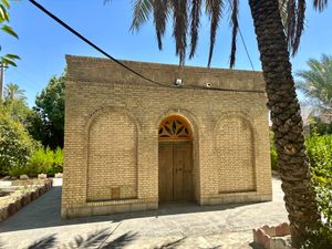 아부 이샤크 카제루니의 묘