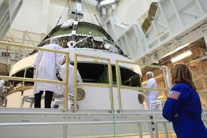 탐사 비행 테스트-1 임무를 위해 오리온 우주선이 준비 중인 운영 및 점검 건물 방문