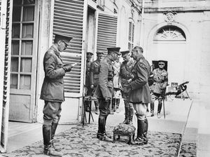 1918년 8월 존 모내시 중장에게 축하를 보내는 조지 5세 국왕