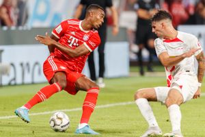 2022년 바이에른 뮌헨에서 미래의 리버풀 팀 동료 도미니크 소보슬러이를 상대로 플레이하는 흐라번베르흐