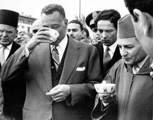 1961년 모로코를 방문한 이집트 대통령 가말 압델 나세르를 맞이하는 무함마드 5세 국왕