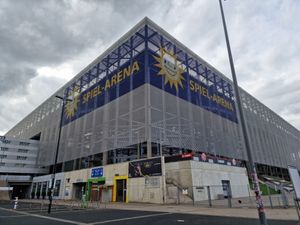 메르쿠어 슈필-아레나/메세 노르트역에서 본 메르쿠어 슈필-아레나