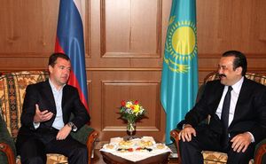 2010년 7월 5일 러시아 대통령 드미트리 메드베데프와 함께 있는 마시모프