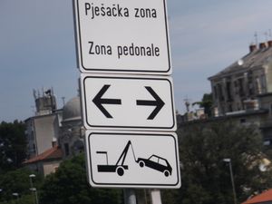 풀라의 크로아티아어-이탈리아어 이중 언어 도로 표지판