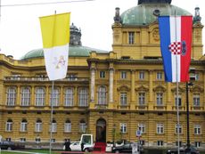 교황 전용차가 2011년 교황 베네딕토 16세의 공식 국빈 방문 중 크로아티아 국립 극장 앞에 서 있다.