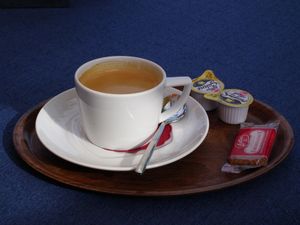 커피 한 잔과 커피 찻숟가락