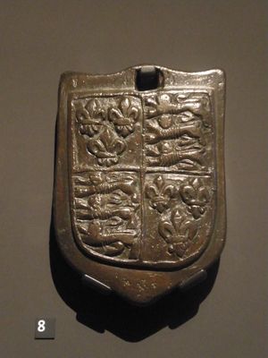 1550–1600년대의 청동 양모 무게에는 왕실 문장이 찍혀 있다. (빅토리아 앨버트 박물관)