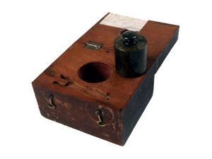 미국 해양측량 및 도량형국에서 사용했던 파운드트로이 표준(1832-1839년경 제작)