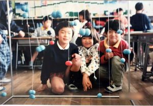 수업서 '만약 원자가 보인다면' 수업에서, 공기의 1억 배 모형을 보는 아이들.