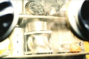 모르데차이 바누누가 네게브 원자력 연구 센터의 핵 물질이 들어 있는 글러브 박스를 촬영한 사진으로, 모델 폭탄 조립에 사용되었으며, 그는 이후 이 중 60장 가량을 영국 언론에 제공했다.