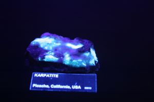 자외선 아래에서 카르파이트 광물의 푸른 형광