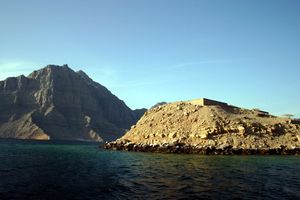 텔레그래프 섬. 카사브에서 출발하는 다우선 투어는 방문객들을 이 전 영국 전신 기지 유적으로 안내합니다.