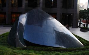 마사유키 나가레의 조각 작품 Transcendence, 현지에서는 Banker's Heart로 불림