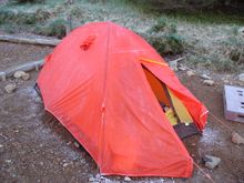 등산용 돔 텐트. 2인용, 플라이 시트 병용