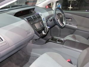 프리우스 α 내부