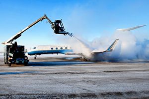 2012년 1월 알래스카를 출발하기 전 제빙 작업을 하는 미국 C-37B VIP 제트기