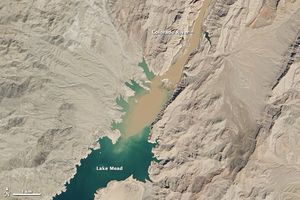 2013년 3월 미드 호로 유입되는 콜로라도 강의 퇴적물 가득한 물.