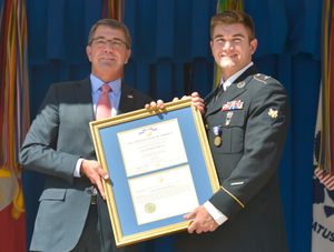 2015년 9월 17일, 애시 카터 미국 국방장관이 알렉 스칼라토스에게 군인 훈장을 수여하고 있다.