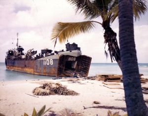 1946년 3월 롱게리크 환초에 도착한 미국의 LST