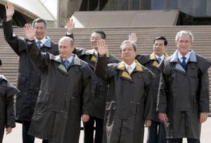 APEC 정상 회담 당시 수라윳 (왼쪽에서 4번째)의 모습이다.