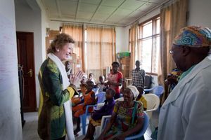 메리 로빈슨, 유엔 특별 특사 아프리카 대호수 지역이 고마의 Heal Africa 병원에서 성폭력 피해자들을 만나는 모습